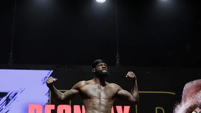 Tyson Fury dan Deontay Wilder Saling Ejek Saat Timbang Badan