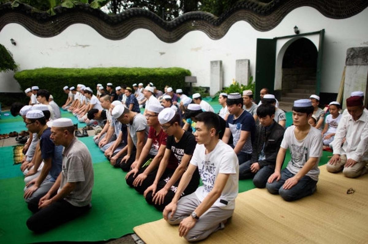Kekhusyukan muslim minoritas China Salat Id di masjid mirip kuil