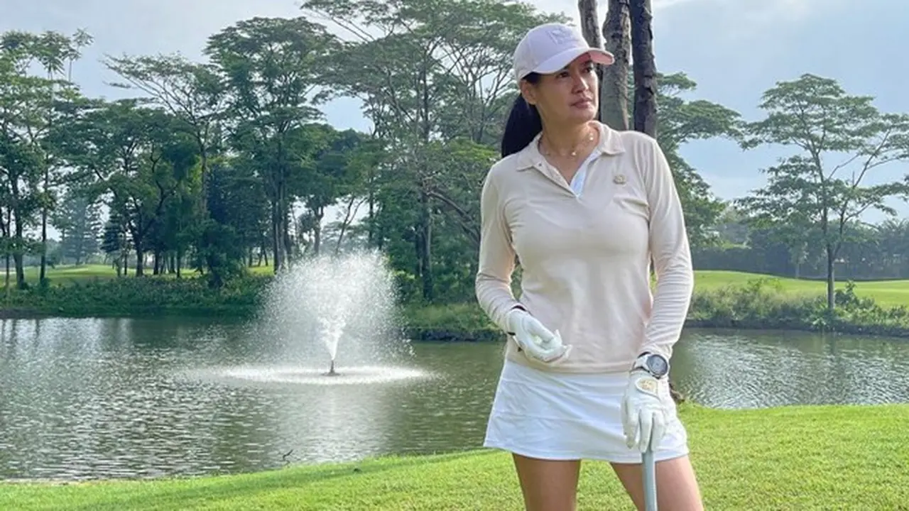 7 Gaya Donna Harun saat Main Golf, Banjir Pujian