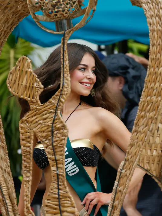 Kontestan Miss Earth 2018, Abbey-Anne Gyles dari Inggris berpose dalam balutan baju renang selama presentasi pers di Manila, Filipina, Kamis (11/10). Malam final kontes Miss Earth 2018 ini akan digelar pada 3 November mendatang. (AP/Bullit Marquez)
