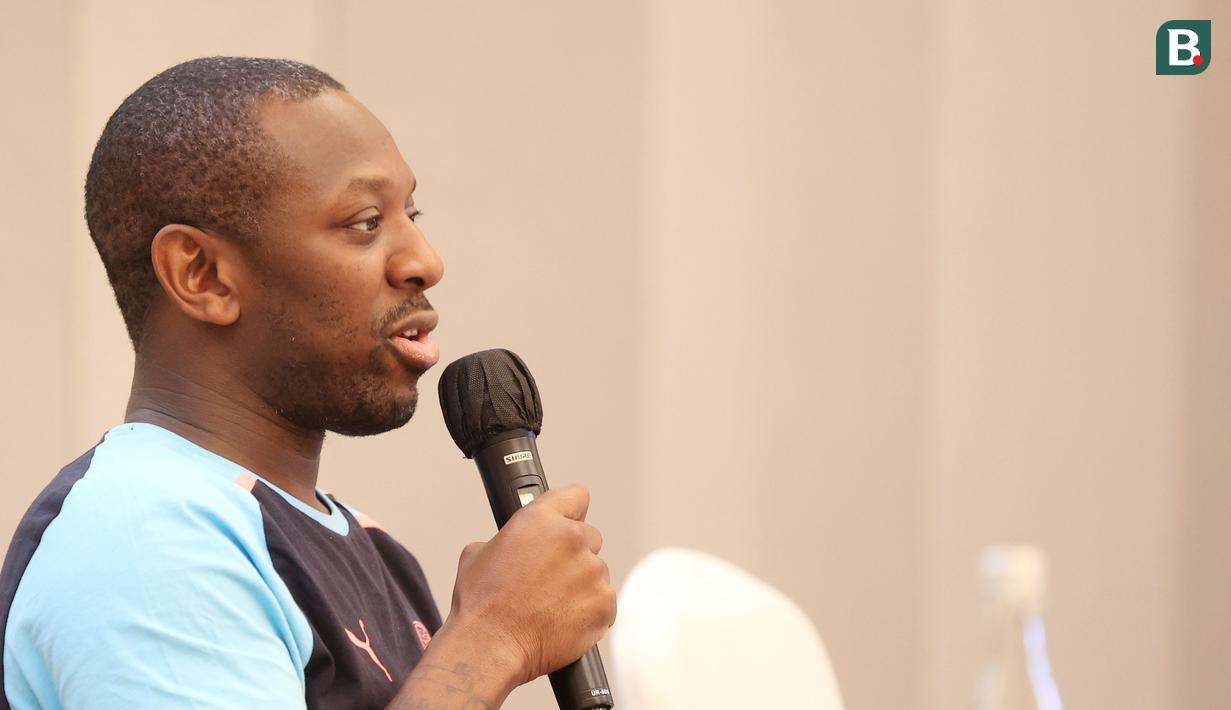 <p>Mantan pemain Manchester City, Shaun Wright-Phillips, saat berbincang dengan wartawan pada Manchester City Treble Trophy Tour di Hotel Double Three Jakarta, Indonesia, Kamis (28/9/2023). (Bola.com/M Iqbal Ichsan)</p>