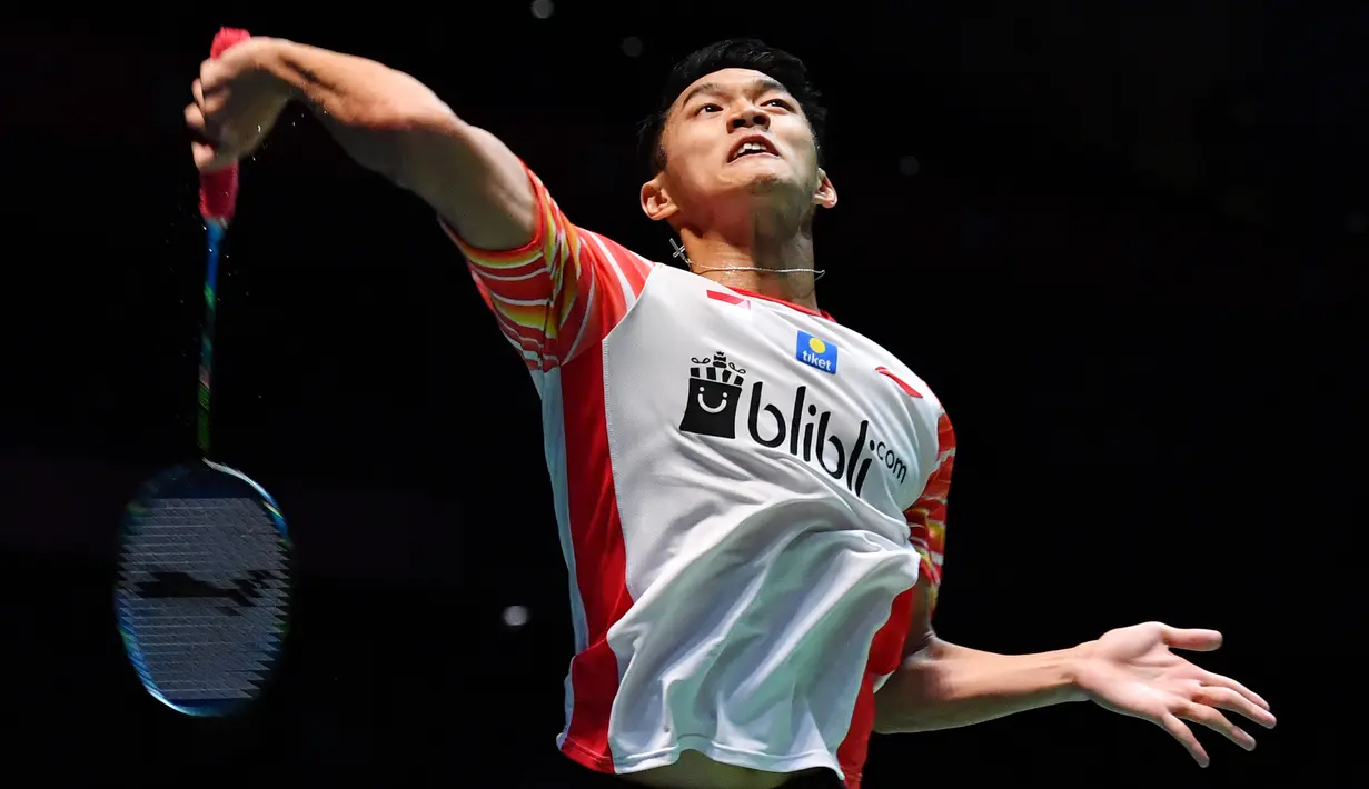 Tunggal putra Indonesia, Jonatan Christie berupaya mengembalikan kok ke tunggal putra Denmark, Anders Antonsen pada babak perempat final Jepang Terbuka 2019 di Tokyo, Jumat (26/7/2019). Jonatan Christie lolos ke semifinal setelah menang dua gim langsung 21-12, 21-14. (TOSHIFUMI KITAMURA/AFP)