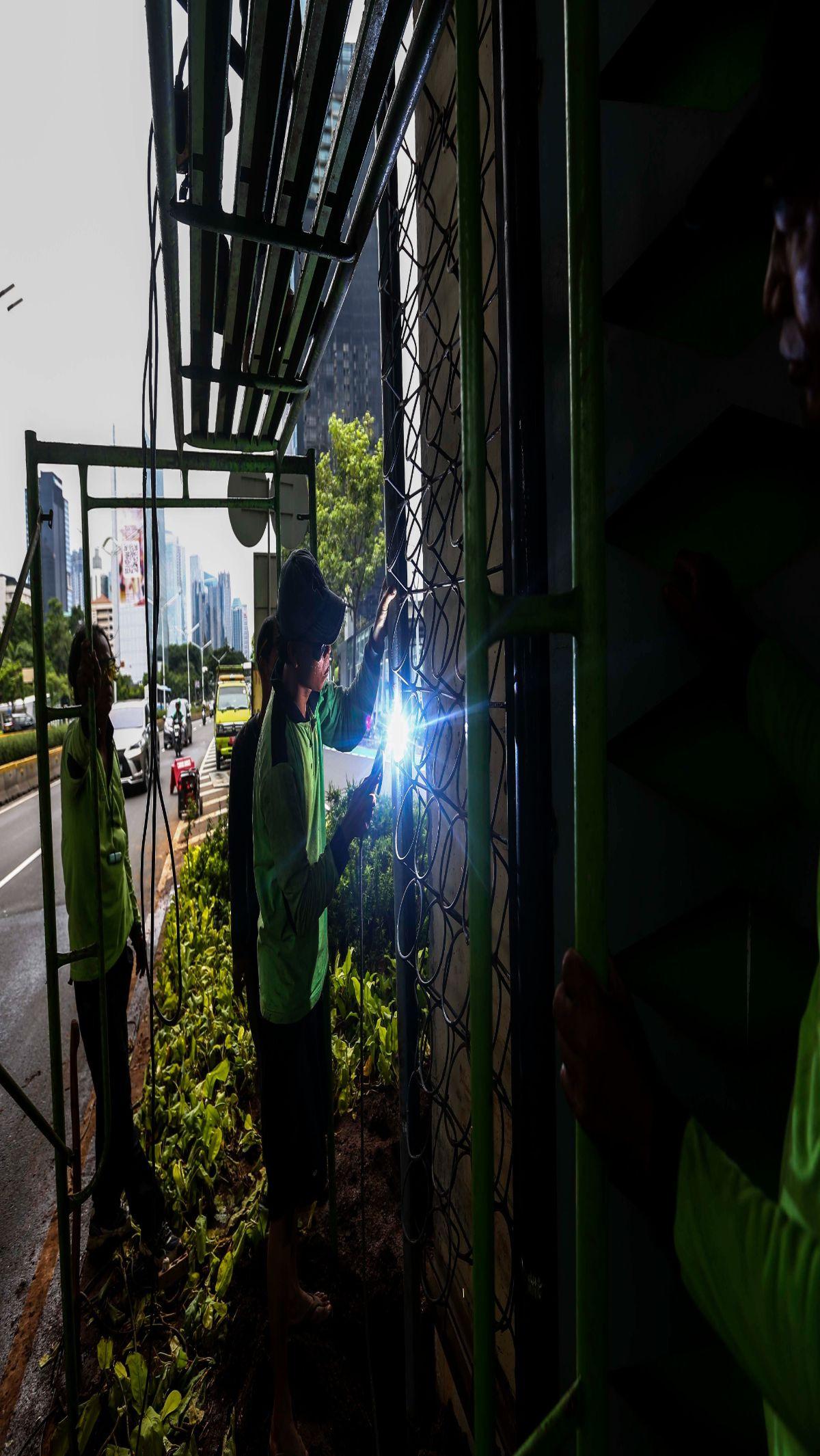 Perbaikan pada rangka taman vertikal di kawasan ini diharapkan bisa memaksimalkan fungsi Ruang Terbuka Hijau (RTH). Foto: Liputan6.com / Angga Yuniar