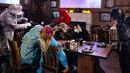 Aktor berkostum zombie memeriahkan suasana di restoran "Shadows" bertema horor di kota hiburan Boulevard, Riyadh, Arab Saudi, 19 Januari 2022. Restoran tersebut menawarkan pengalaman unik kepada pelanggan dari hidangan dengan tengkorak dan darah ditemani zombie serta vampir. (Fayez Nureldine/AFP)