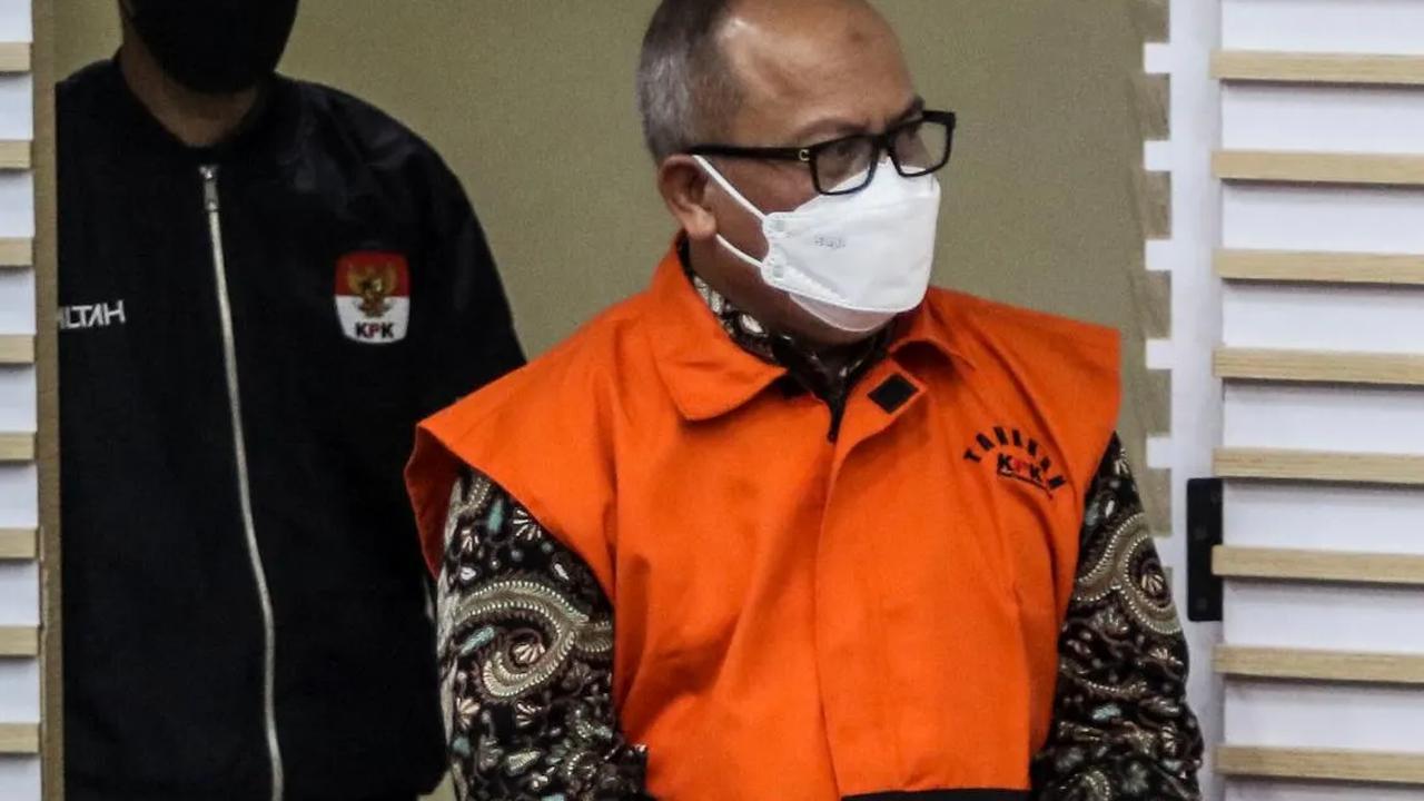 "Diduga Syahrul Yasin Limpo bersama Kasdi dan Hatta telah menikmati uang sebesar Rp13,9 miliar," ujar Johanis.<br>