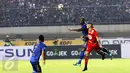 Penyerang Persib, Carlton Cole berebut bola udara dengan pemain Arema FC pada laga perdana Liga 1 2017 di Stadion Gelora Bandung Lautan Api, Sabtu (15/4). Persib bermain imbang atas Arema FC dengan skor 0-0. (Liputan6.com/Yoppy Renato)