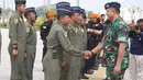 Kepala Staf Angkatan Udara (Kasau - kanan) Marsekal TNI Fadjar Prasetyo menyalami tim evakuasi 75 Warga Negara Indonesia (WNI) di Pangkalan Udara Halim Perdanakusuma, Jakarta, Senin (1/5/2023). (Liputan6.com/Helmi Fithriansyah)