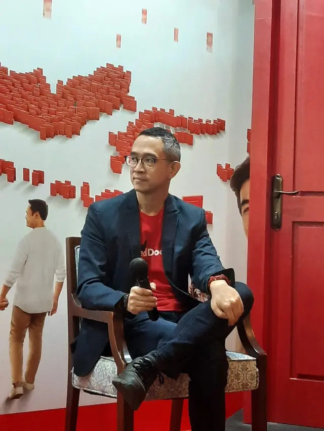 Henry Manampiring.