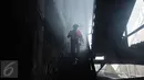 Warga mengecek sisa kios yang terbakar di Pasar Senen, Jakarta, Jumat (20/1). Akibat kebakaran tersebut‎, total kerugian yang alami pedagang diperkirakan mencapai Rp 101,2 miliar. (Liputan6.com/Gempur M Surya)