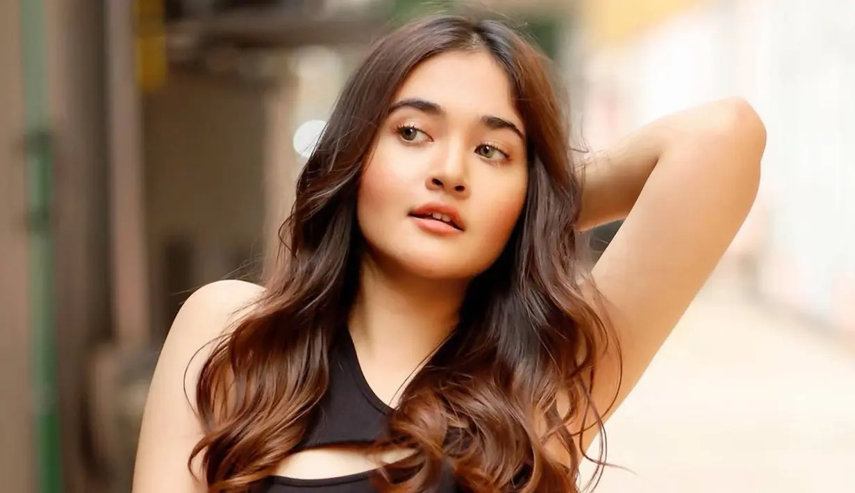 Pemilik nama lengkap Jasmine Elfira Burhan Suratie mulai debut di dunia akting sejak tahun 2016. Dalam beberapa tahun terakhir ini ia pun sudah banyak bermain FTV hingga sinetron. Selain itu ia pun sudah dua kali bermain film berjudul Imperfect dan Geez & Ann.   (Liputan6.com/IG/@jasmineelfirabs)