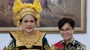 Penampilan Ibu Iriana semakin bak penari Legong Bali dengan kain penutup di bagian atasan. Kain yang digunakannya berwarna emas, serasi dengan aksesori yang dipakai Iriana. [Foto: Instagram/bennusorumba]