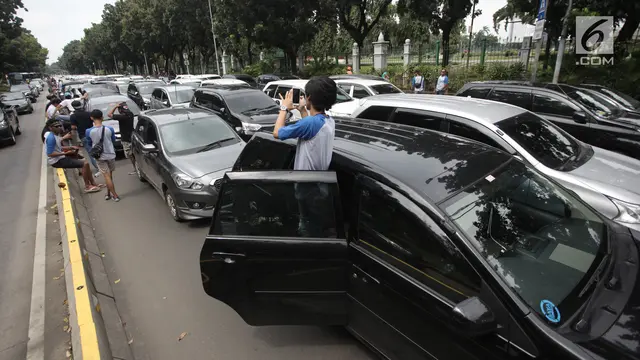 Ratusan Mobil Taksi Online Tutup Jalan Medan Merdeka Barat