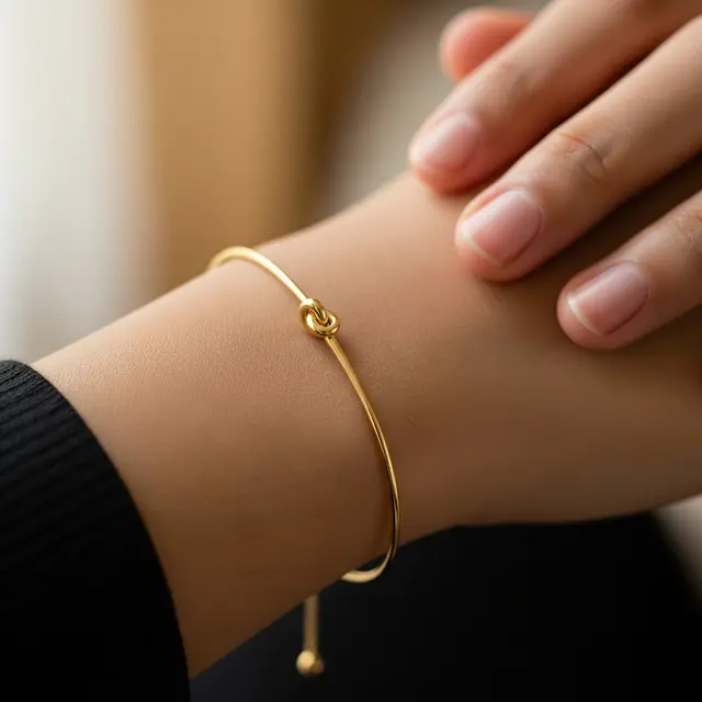 Model Gelang Emas Tipis yang Nyaman Dipakai Harian (Image by ChatGPT)