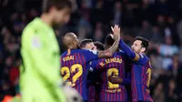 Penyerang Barcelona, Dembele bersama rekan setimnya merayakan gol ke gawang Levante pada leg kedua babak 16 besar Copa del Rey di Stadion Camp Nou, Kamis (17/1). Barcelona berhasil lolos ke perempat final setelah membantai Levante 3-0. (AP/Manu Fernandez)