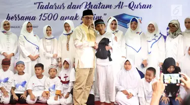 Ketua MPR Zulkifli Hasan berfoto bersama saat menghadiri acara Tadarus dan Katham Al Quran bersama anak Yatim di Aula Masjid Baiturahman Komplek MPR/DPR RI, Jakarta, Minggu (11/6). (Liputan6.com/JohanTallo)