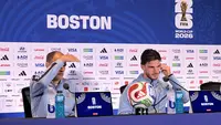 Pelatih Timnas Inggris, Thomas Tuchel (kiri), bersama gelandang Timnas Inggris, Declan Rice, menghadiri konferensi pers di Media Center Boston, Amerika Serikat, Senin (22/6/2026). Keduanya menjawab berbagai pertanyaan media terkait kondisi tim dan persiapan The Three Lions menghadapi lanjutan fase grup Piala Dunia 2026. (KLY Sports/Hery Kurniawan)