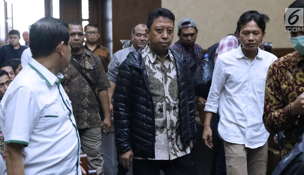 Terdakwa kasus suap jual-beli jabatan di lingkungan Kemenag, M Romahurmuziy (tengah) bersiap menjalani sidang lanjutan di Pengadilan Tipikor, Jakarta, Rabu (18/9/2019). Sidang yang seharusnya beragendakan pembacaan eksepsi dibatalkan karena terdakwa mengaku sakit. (Liputan6.com/Helmi Fithriansyah)