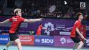 Ganda putra Indonesia, Kevin Sanjaya S/Marcus F Gideon mengembalikan kok ke arah pemain India, Satwik S Rankireddy/Chirag C Shetty pada perempat final Bulutangkis Beregu Putra Asian Games 2018 di Jakarta, Senin (20/8). (Liputan6.com/Helmi Fithriansyah)