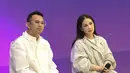 Menutup tahun, RANS siap menggelar ajang olahraga Padel terbesar bertajuk Padel Wars Presented by Simpati yang akan menghadirkan para legenda sepak bola dunia. Tampak dalam foto, pasangan selebritas Raffi Ahmad dan Nagita Slavina saat memberi keterangan terkait gelaran ajang olahraga Padel terbesar bertajuk Padel Wars Presented by Simpati di Jakarta, Senin (10/11/2025). (KapanLagi.com/Budy Santoso)