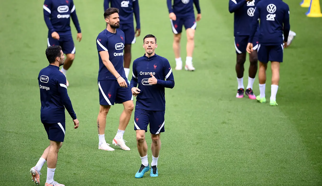 Bek Prancis, Clement Lenglet (tengah) menghadiri sesi latihan menjelang pertandingan persahabatan dengan Bulgaria di Stade de France di Saint-Denis, utara Paris, Senin (7/6/2021). Timnas Prancis akan bersua Bulgaria pada laga uji coba jelang Euro 202, Rabu (9/6) dini hari WIB. (FRANCK FIFE / AFP)