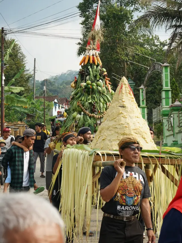 Prosesi Merti Dusun Brayut, Banjarnegara, Jawa Tengah menyambut 1 Suro atau Muharram, sekaligus menyambut HUT ke-77 RI. (Foto: Heni Purwono/Liputan6.com)