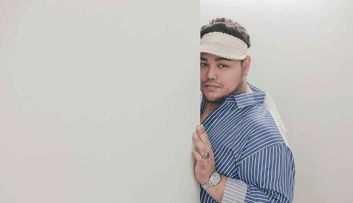 "Susah. Jujur LDR susah kalau misalnya orang-orang bikin ribet. Karena terus terang saya sibuk juga. Pagi siang sore kerja juga, bikin baju segala macem jadi ya butuh perhatian pasti butuh ya," kata Ivan Gunawan. (instagram/ivan_gunawan)