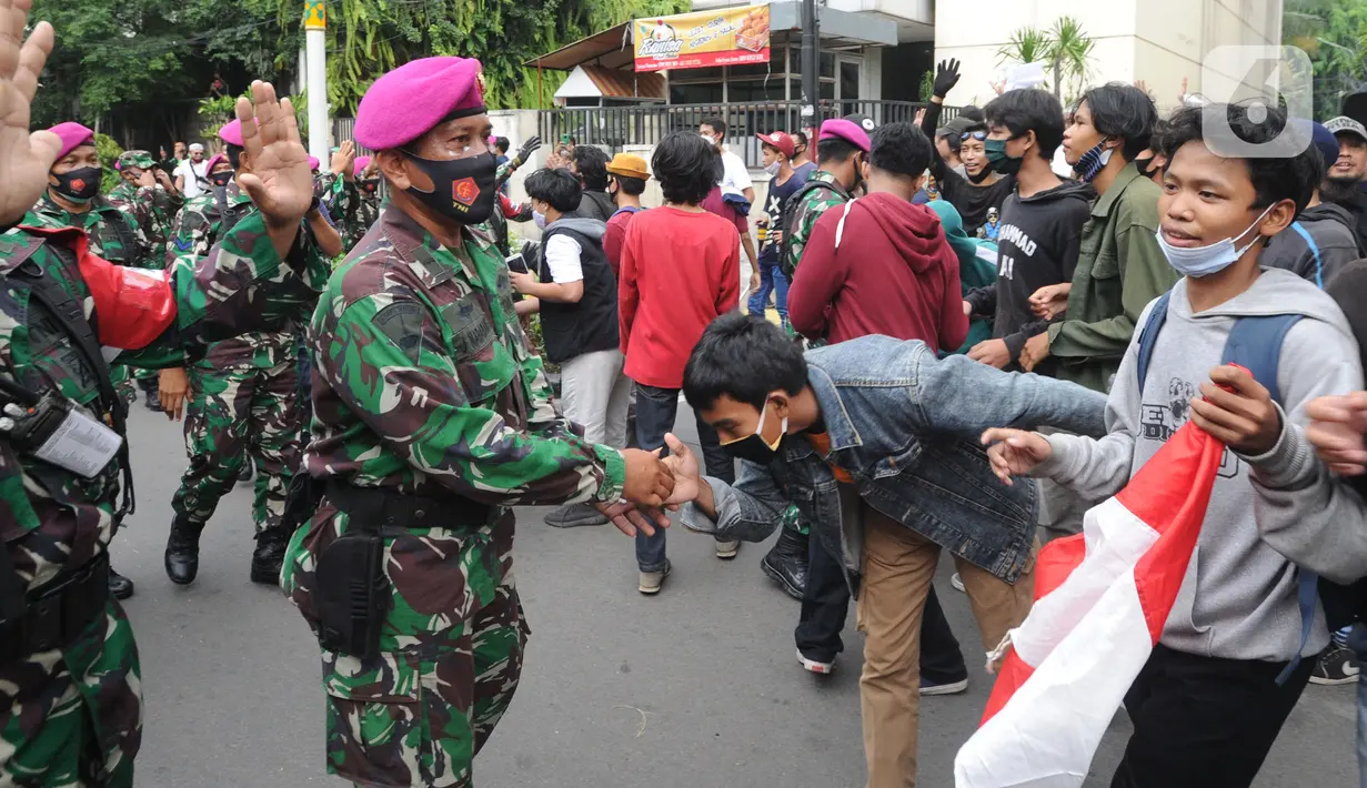 Marinir AL saat menghalau massa usai terjadi pelemparan batu di Jalan MH, Thamrin, Jakarta, Selasa (13/10/2020). Massa pengunjuk rasa yang menolak Omnibus Law UU Cipta Kerja akhirnya dibubarkan aparat. (merdeka.com/Arie Basuki)