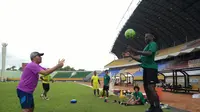 Bio Paulin (kanan) saat jalani latihan terpisah bersama Sriwijaya FC (Liputan6.com/Indra Pratesta)