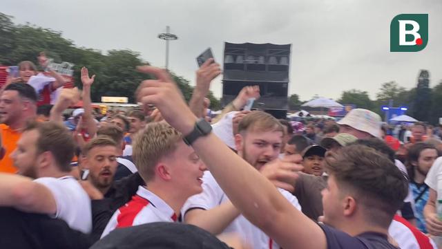 Suporter Inggris di Fan Zone Nordsternpark, Gelsenkirchen