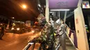 Sejumlah tentara berpakaian pelindung menyemprotkan disinfektan di sepanjang Jalan Silom, di Bangkok, Thailand, 19 Maret 2020. Pasukan militer dikerahkan di Bangkok untuk memberlakukan langkah-langkah disinfeksi dalam upaya mencegah dan membendung penyebaran virus corona. (Xinhua/Rachen Sageamsak)