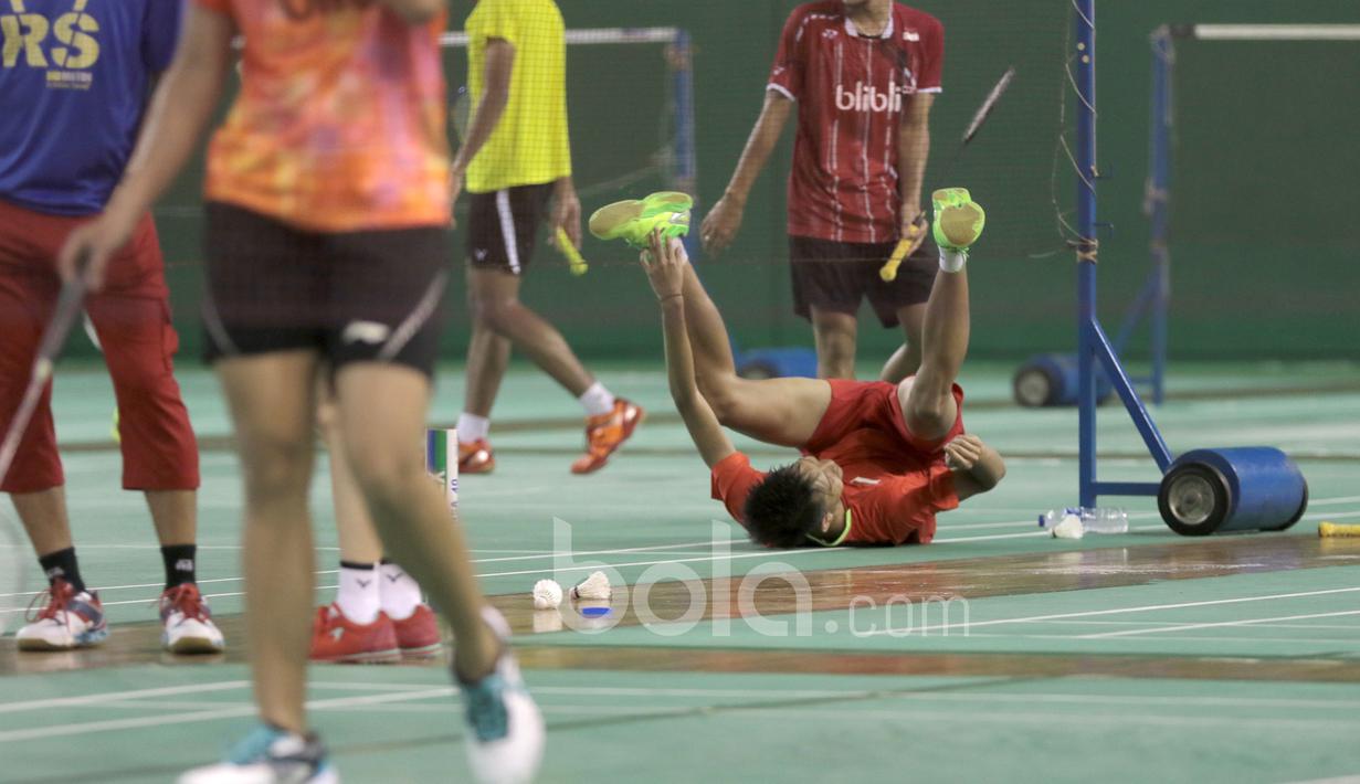 Seorang pemain bercanda dengan rekan-rekannya saat sesi latihan di Pusat latihan Pelatnas Indonesia, Cipayung, Jakarta, (4/1/2017). (Bola.com/Nicklas Hanoatubun)