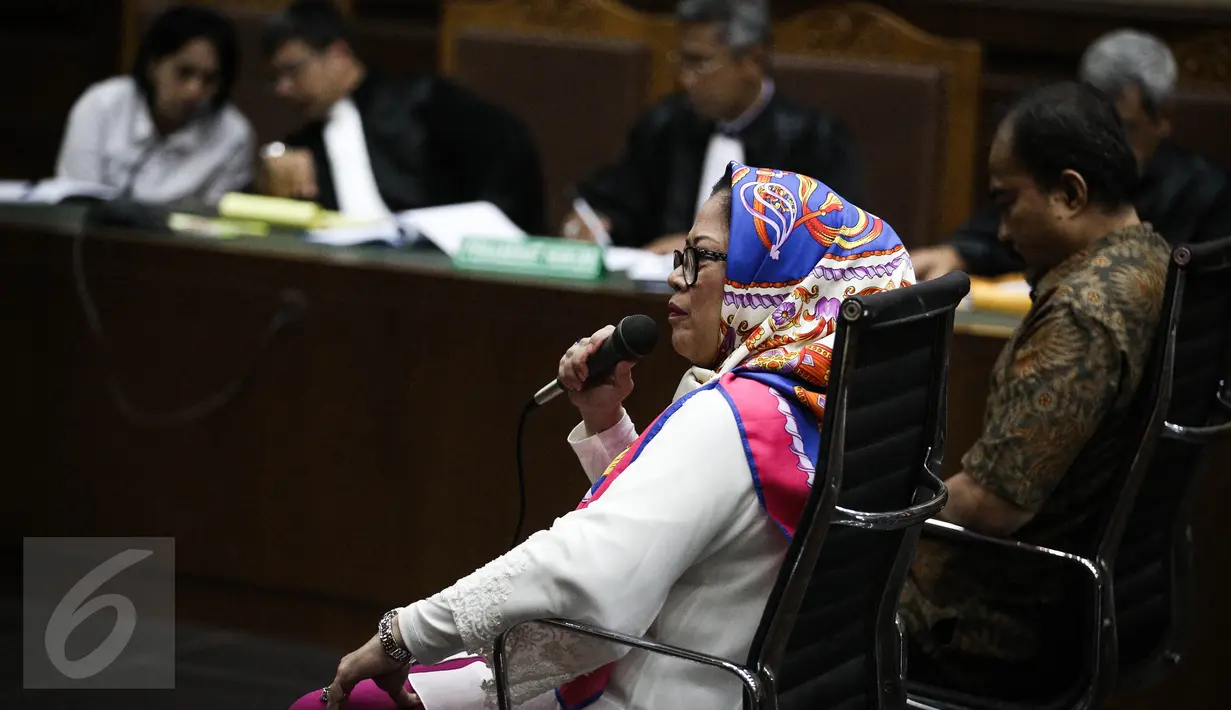 Mantan anggota DPR dari Fraksi Hanura Dewie Yasin Limpo memberikan kesaksian hasil pertemuan dengan Menteri ESDM Sudirman Said saat sidang dengan terdakwa Rinelda Bandaso di Pengadilan Tipikor, Jakarta, Senin (28/3). (Liputan6.com/Faizal Fanani)