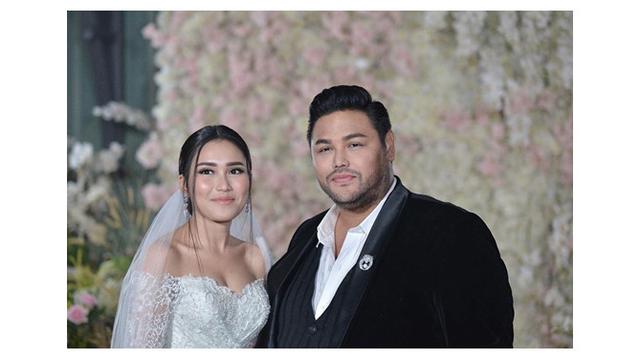 Potret Ayu Ting Ting dan Ivan Gunawan Gunakan Busana Pengantin, Serasi?