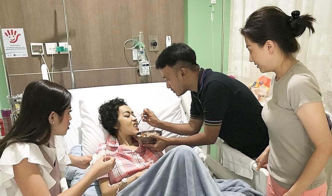 Jessica Iskandar, Ruben Onsu dan Sarwendah menjenguk Julia Perez [foto: www.instagram.com/ruben_onsu]