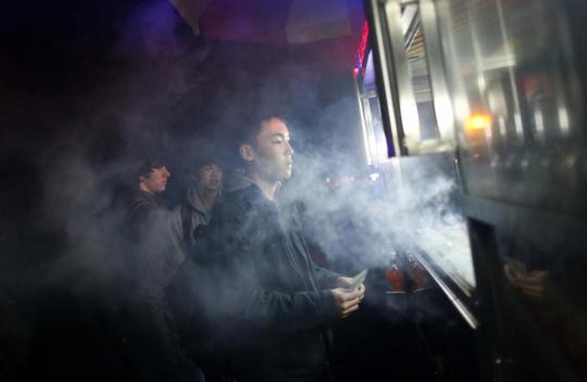 Listrik padam akibat 'Sandy', penjual senter marak di New York