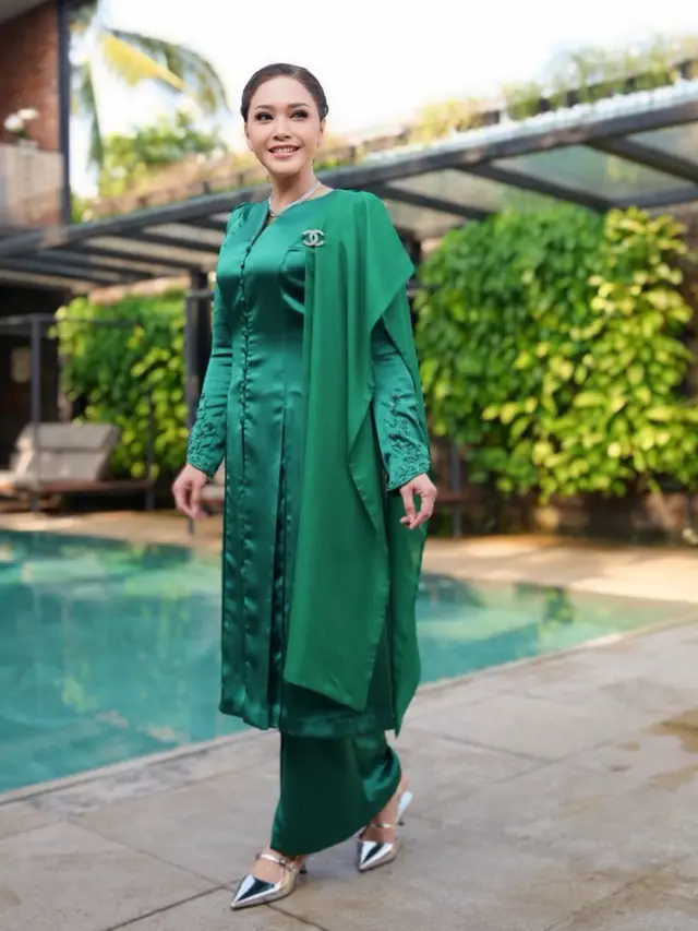 Maia Estianty Dibalut Baju Kurung saat kondangan. [@maiaestiantyreal]