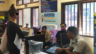 Bikin Ulah Ogah Bayar Salon, Turis Norwegia Ngaku Tak Punya Ongkos Pulang