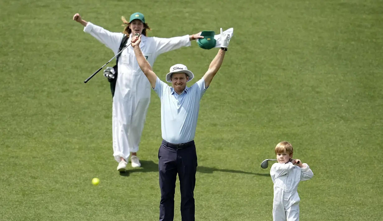 Peter Malnati dan istrinya, Alicia bereaksi saat putra mereka Hatcher memasuki lubang kelima pada kontes par-3 di turnamen golf Masters di Augusta National Golf Club, Agusta, Georgia, Rabu (10/04/2024). (AP Photo/ George Walker IV)