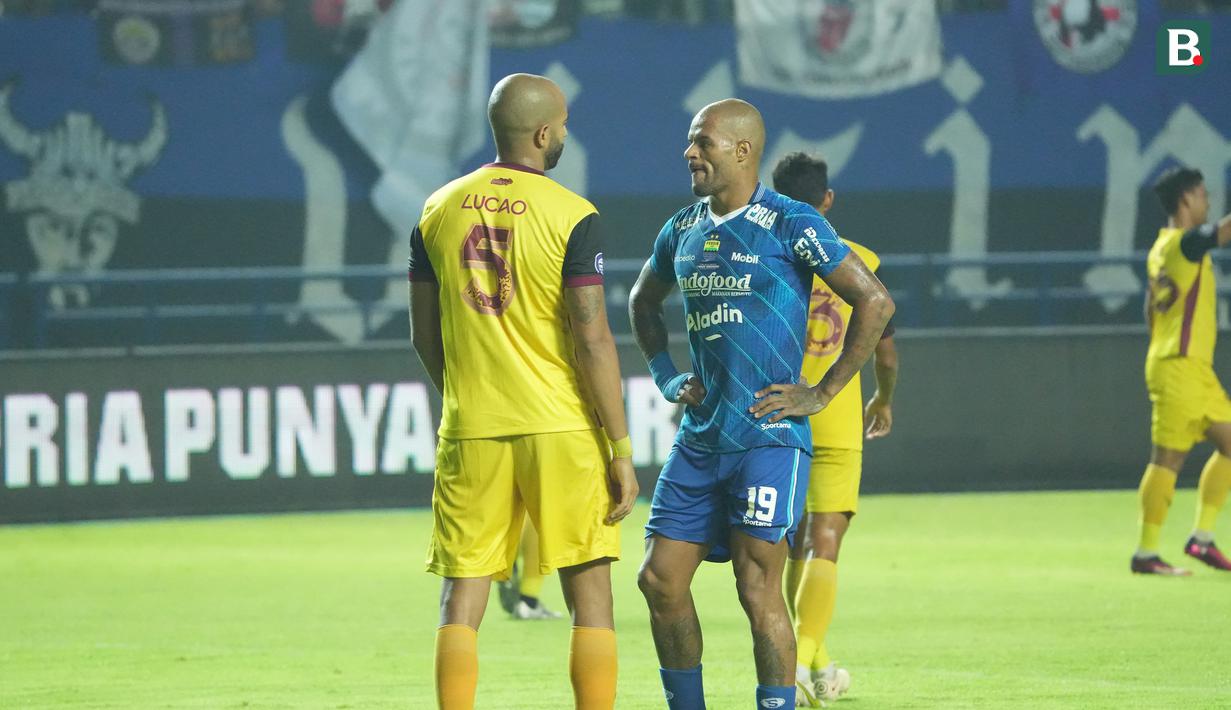 Ekspresi kecewa pemain Persib Bandung, David Da Silva (kanan) setelah dikalahkan Persikabo 1973 pada laga pekan terakhir BRI Liga 1 2022/2023 di Stadion Gelora Bandung Lautan Api (GBLA), Bandung, Sabtu (15/4/2023) malam WIB. (Bola.com/Nandang Permana)