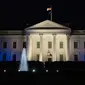 Gedung Putih menyala dengan warna biru dan putih, warna bendera Israel, sebagai bentuk solidaritas Amerika Serikat dengan Israel di Washington, Amerika Serikat, Senin (9/10/2023). (AP Photo/Jon Elswick)