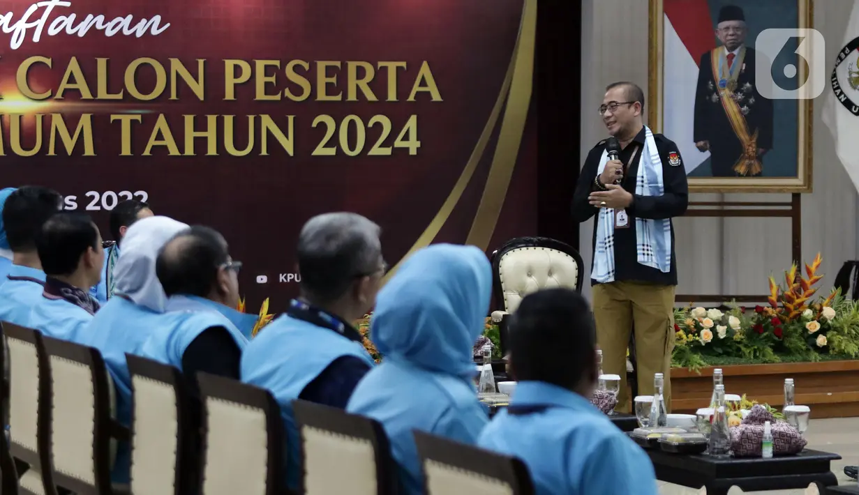 Ketua Komisi Pemilihan Umum (KPU), Hasyim Asy'ari (kanan) memberi sambutan saat menerima pendaftaran Partai Gelombang Rakyat (Gelora) Indonesia sebagai Partai Politik Calon Peserta Pemilu 2021 di Gedung KPU, Jakarta, Minggu (7/8/2022). Hingga hari ketujuh masa pendaftaran, tercatat sudah 14 Partai Politik mendaftar untuk ikut dalam Pemilu 2024. (Liputan6.com/Helmi Fithriansyah)