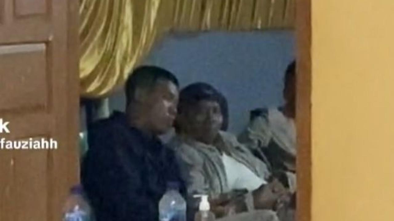 Momen Seorang Ayah Temani Anaknya yang Jadi Petugas KPPS hingga Dini Hari Ini Viral, Tuai Perhatian