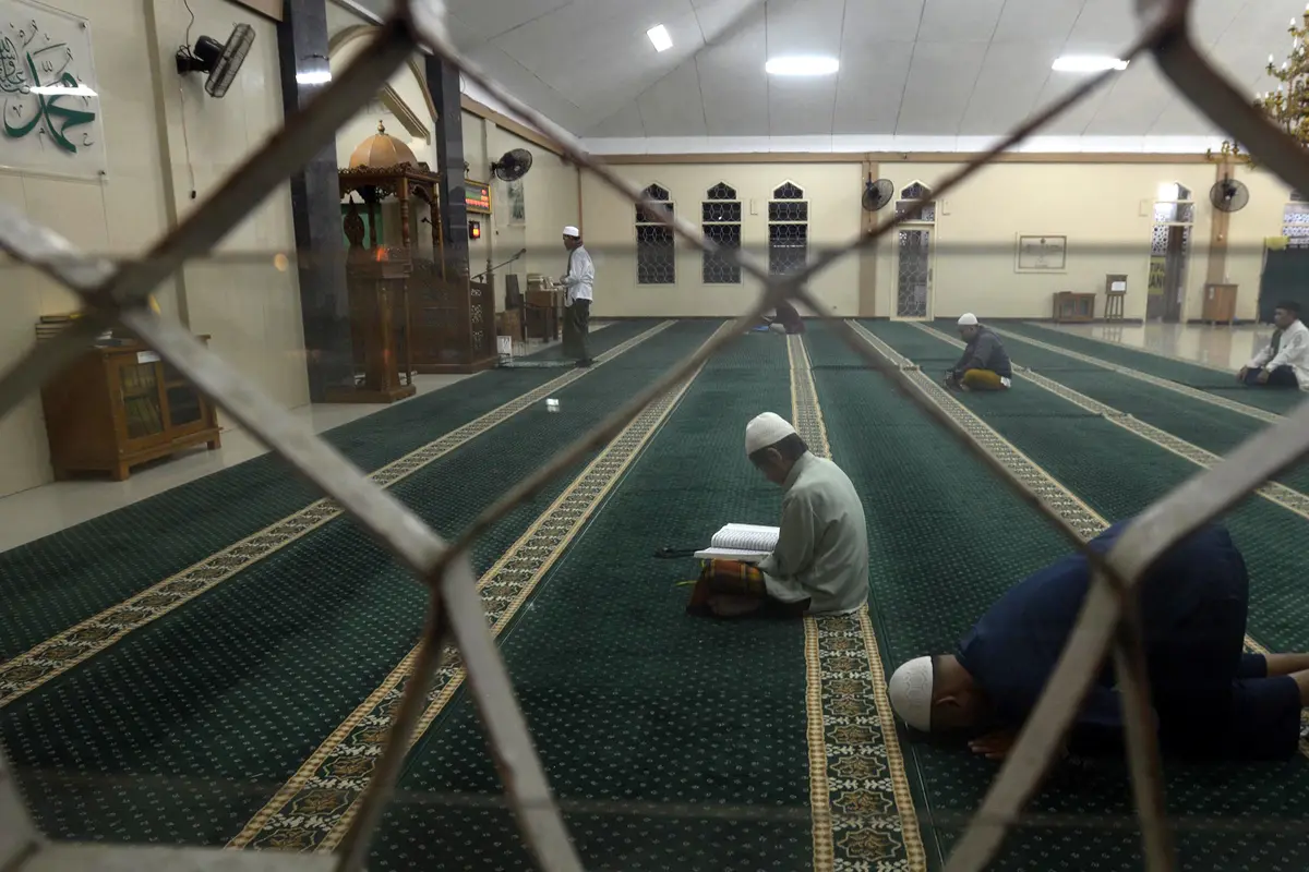 FOTO: Berburu Malam Lailatul Qadar Sambil Itikaf di Masjid