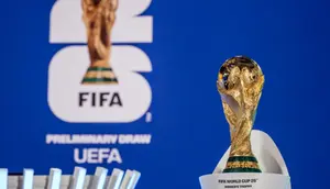 Trofi Piala Dunia FIFA dipajang menjelang pengundian kualifikasi Piala Dunia FIFA 2026 di markas besar FIFA di Zurich, pada 13 Desember 2024. (Fabrice COFFRINI/AFP)