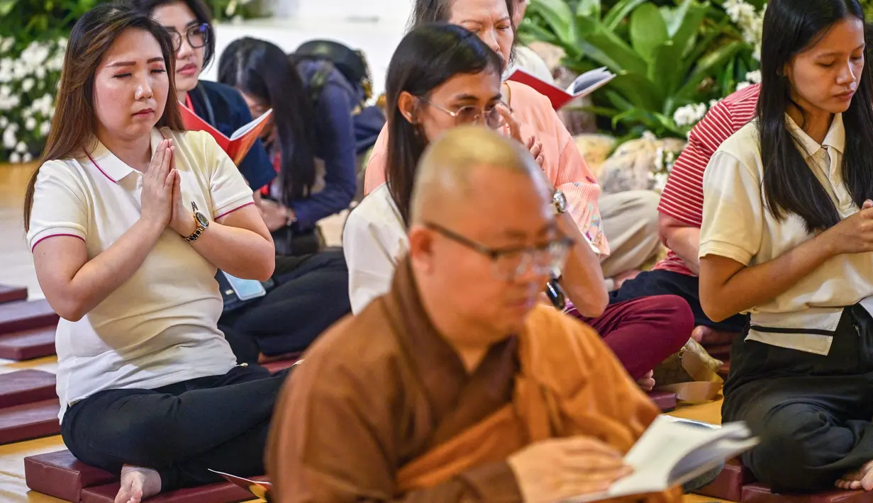 Menjelang perayaan Waisak 2569 BE, Young Buddhist Association of Indonesia (YBAI) menggelar Vesak Festival 2025 di Surabaya, Jawa Timur. (Juni KRISWANTO/AFP)