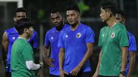 Dedik Setiawan - Penyerang sayap Arema FC merupakan tipe pemain idaman Shin Tae-yong. Di BRI Liga 1, Dedik telah menunjukan bahwa dia adalah pemain dengan daya jelajah yang luas sehingga dapat membuka ruang bagi striker lain untuk mencetak gol. (Bola.com.M Iqbal Ichsan)