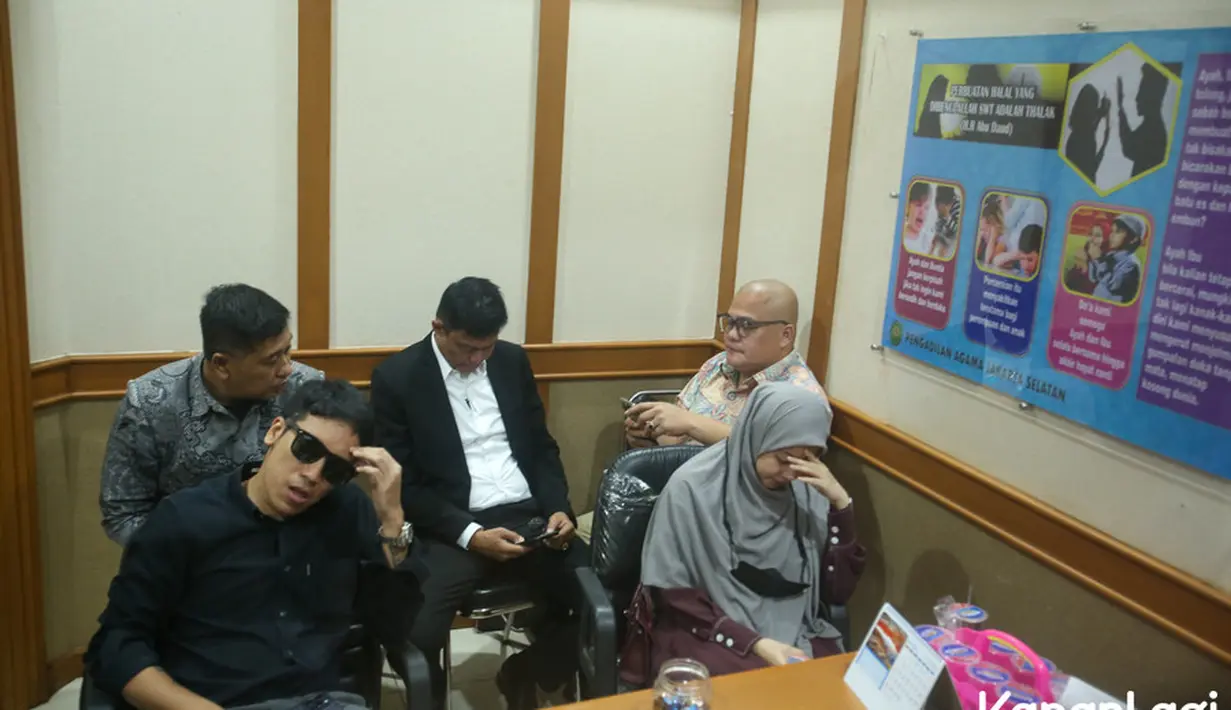 Sidang cerai akan berlanjut ke materi berikutnya dua minggu ke depan. Pasangan ini juga tak lagi membahas soal harta gono-gini. "Semuanya sudah disepakati dari sebelum sampai proses pengadilan," kata Natasha. [Foto: Muhammad Akrom Sukarya/KapanLagi.com]