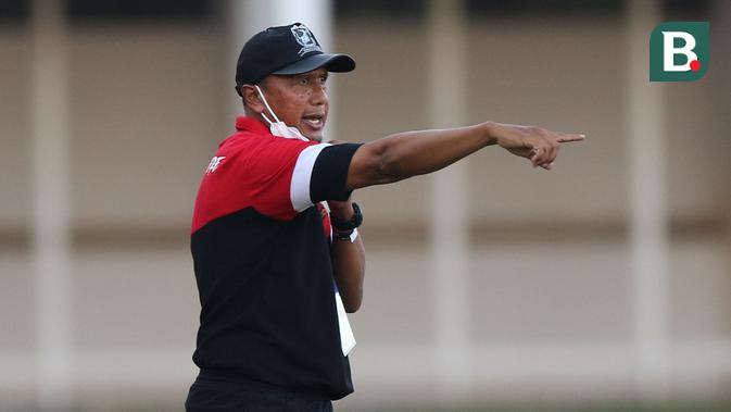Pelatih kepala Madura United, Rahmad Darmawan saat laga pekan keempat BRI Liga 1 2021/2022 di Stadion Madya, Jakarta, Sabtu (25/09/2021) WIB. (Bola.com/Bagaskara Lazuardi)
