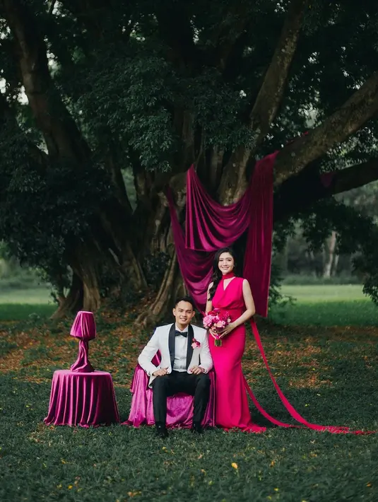 Febby Rastanty dan pasangannya tampil memukau dalam pemotretan prewedding yang bertema elegan dan romantis. [@terralogical @leurafilm].