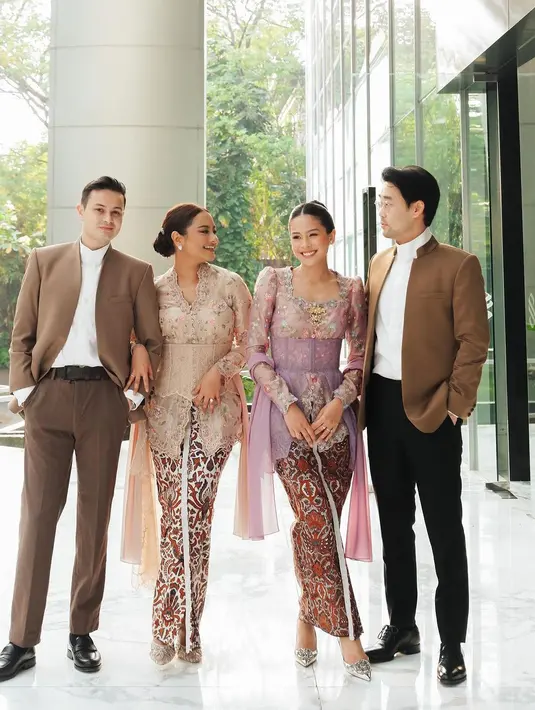 <p>Maudy Ayunda baru saja mengunggah beberapa potret terbaru dirinya dan keluarga menghadiri pernikahan. [Foto: Instagram/maudyayunda]</p>